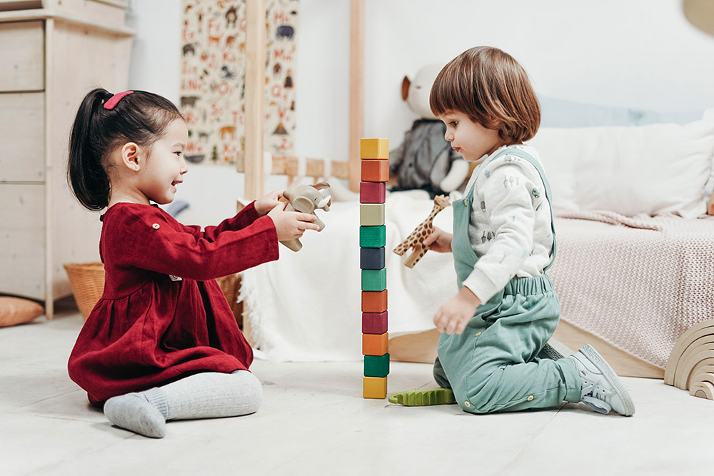photo of children playing with blocks as part of play therapy